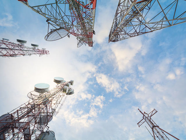 torre-telecomunicacion-antenas-cielo-azul-luz-sol-manana