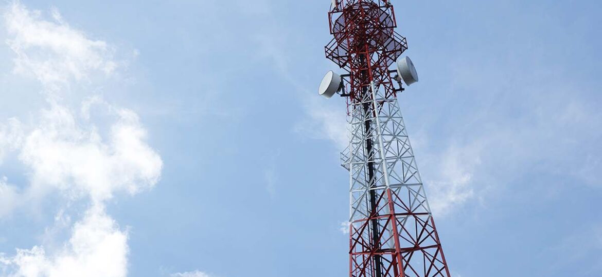 antena-telecomunicaciones-radio-television-telefono-nubes-cielo-azul